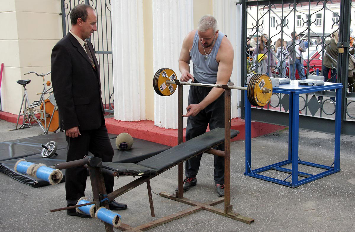 Ковровские реконструкторы на полдня вернули город в 80-е. В масштабной реконструкции приняло участие более 100 человек. Жизненные сценки от починки «Москвича» до приема стеклотары и свадьбы могли увидеть все желающие.