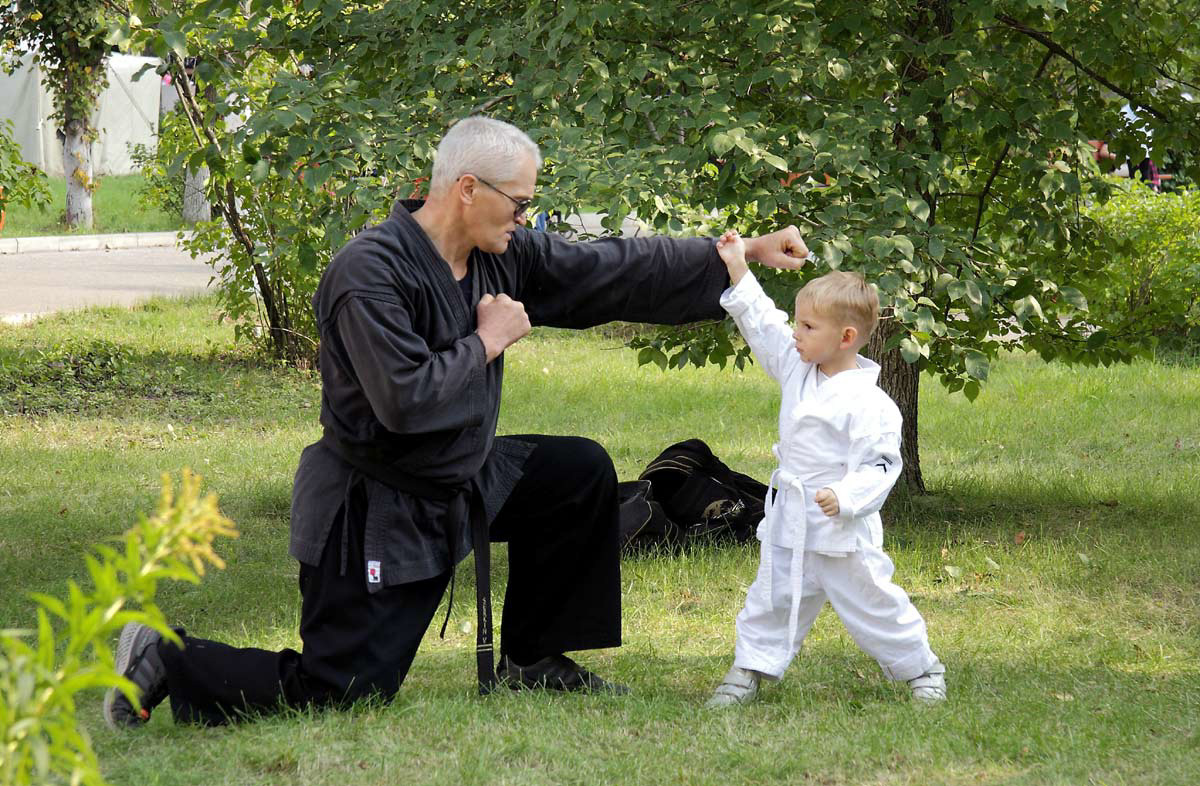 Ковровские реконструкторы на полдня вернули город в 80-е. В масштабной реконструкции приняло участие более 100 человек. Жизненные сценки от починки «Москвича» до приема стеклотары и свадьбы могли увидеть все желающие.