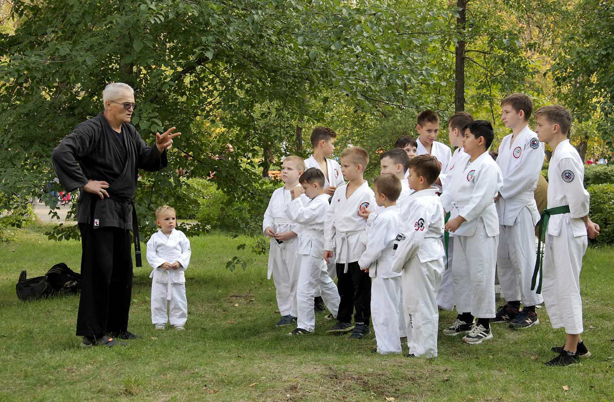 Ковровские реконструкторы на полдня вернули город в 80-е. В масштабной реконструкции приняло участие более 100 человек. Жизненные сценки от починки «Москвича» до приема стеклотары и свадьбы могли увидеть все желающие.