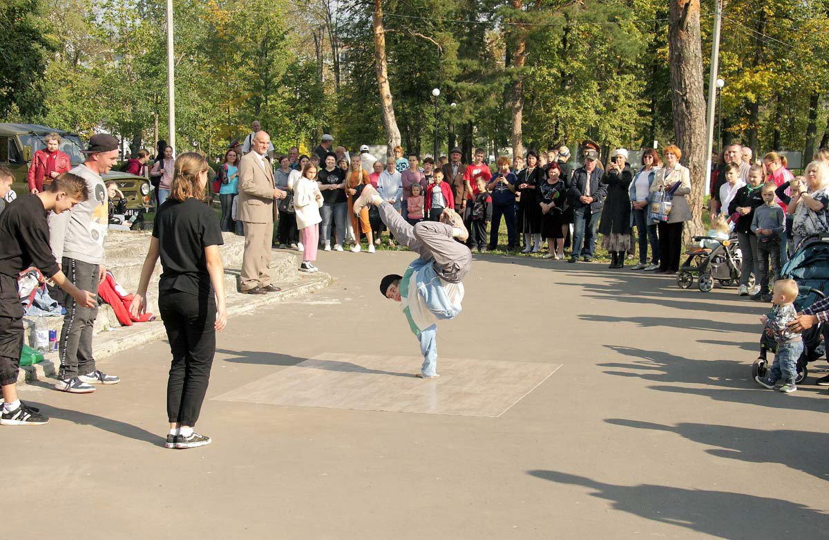 Ковровские реконструкторы на полдня вернули город в 80-е. В масштабной реконструкции приняло участие более 100 человек. Жизненные сценки от починки «Москвича» до приема стеклотары и свадьбы могли увидеть все желающие.