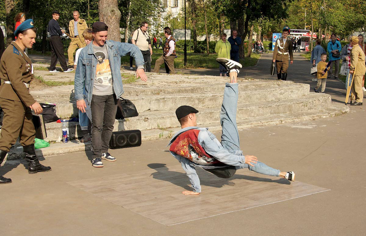 Ковровские реконструкторы на полдня вернули город в 80-е. В масштабной реконструкции приняло участие более 100 человек. Жизненные сценки от починки «Москвича» до приема стеклотары и свадьбы могли увидеть все желающие.