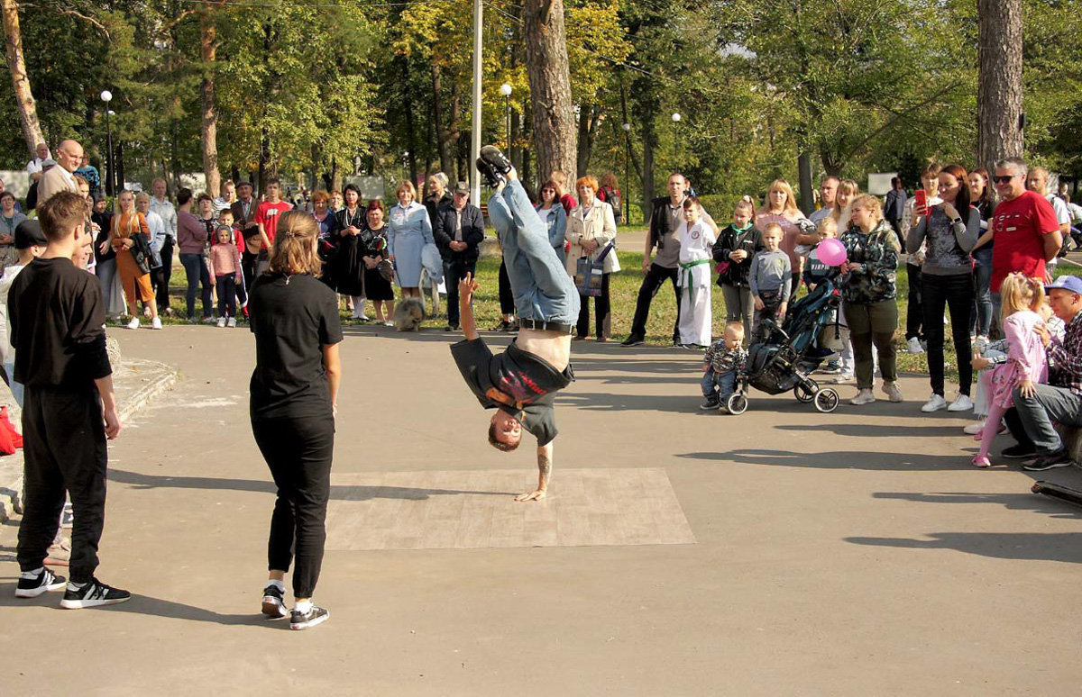 Ковровские реконструкторы на полдня вернули город в 80-е. В масштабной реконструкции приняло участие более 100 человек. Жизненные сценки от починки «Москвича» до приема стеклотары и свадьбы могли увидеть все желающие.