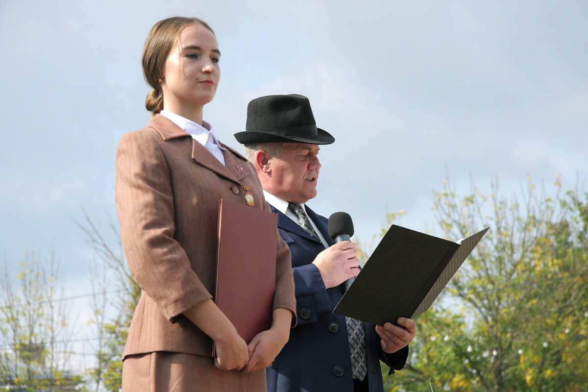 Ковровские реконструкторы на полдня вернули город в 80-е. В масштабной реконструкции приняло участие более 100 человек. Жизненные сценки от починки «Москвича» до приема стеклотары и свадьбы могли увидеть все желающие.
