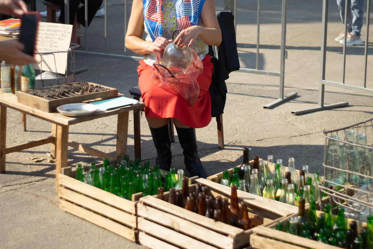 Ковровские реконструкторы на полдня вернули город в 80-е. В масштабной реконструкции приняло участие более 100 человек. Жизненные сценки от починки «Москвича» до приема стеклотары и свадьбы могли увидеть все желающие.