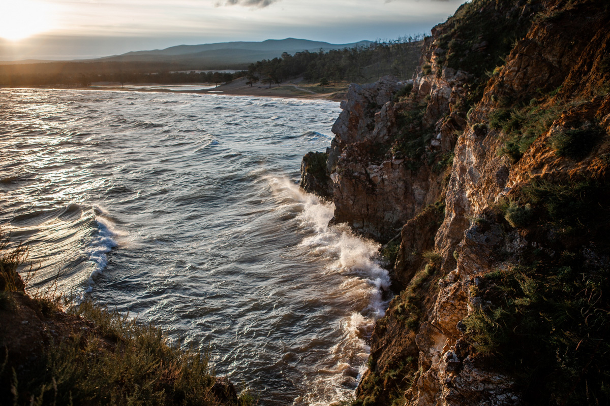 Фотограф Владимир Никонов побывал на международном фестивале современного искусства RADI SVETA. Результаты резиденции, озарения и настроения разного Байкала — в объективе и рассказе «камерамена».