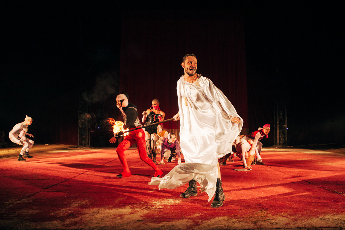 Фотограф Владимир Никонов побывал на международном фестивале современного искусства RADI SVETA. Результаты резиденции, озарения и настроения разного Байкала — в объективе и рассказе «камерамена».