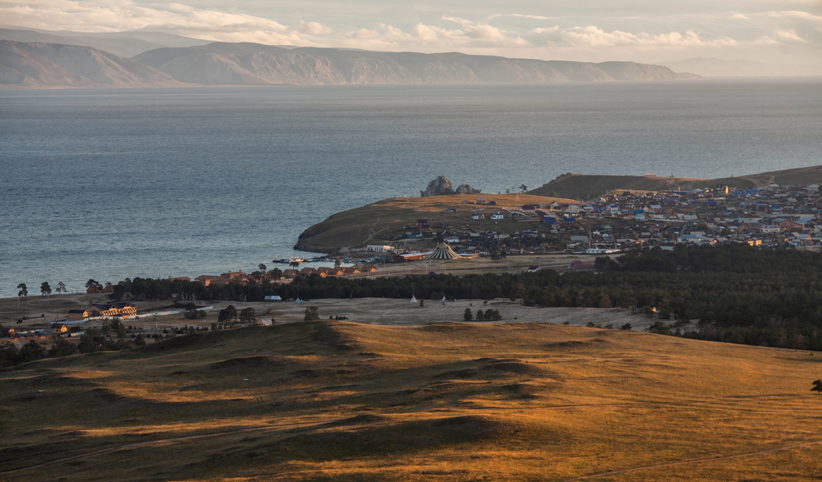 Фотограф Владимир Никонов побывал на международном фестивале современного искусства RADI SVETA. Результаты резиденции, озарения и настроения разного Байкала — в объективе и рассказе «камерамена».