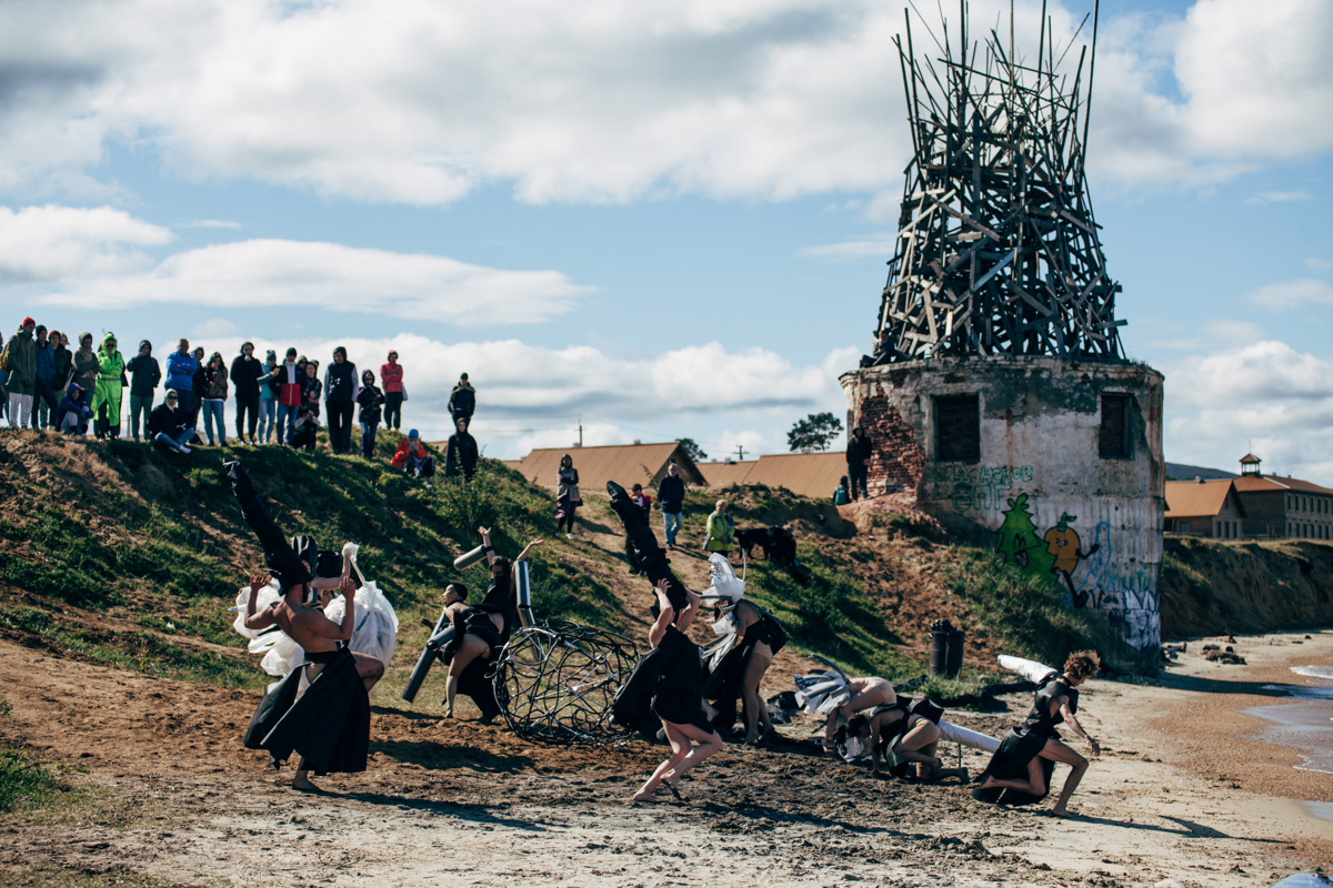 Фотограф Владимир Никонов побывал на международном фестивале современного искусства RADI SVETA. Результаты резиденции, озарения и настроения разного Байкала — в объективе и рассказе «камерамена».