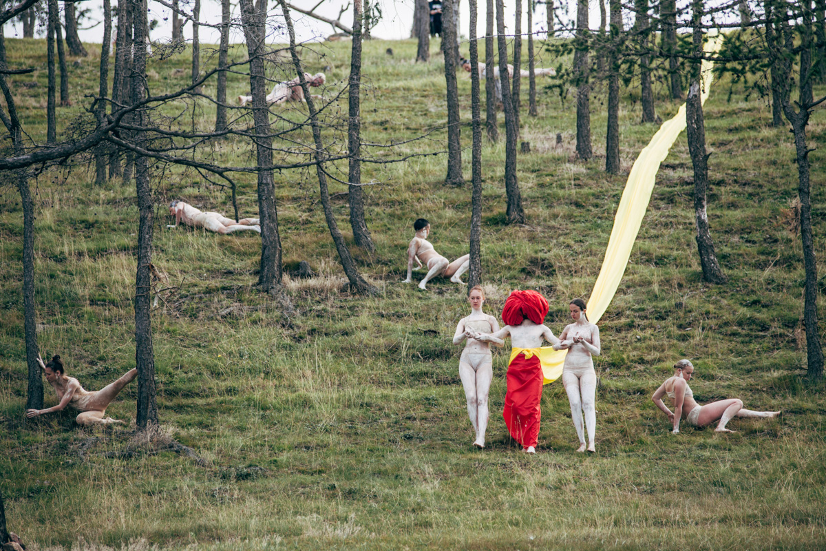 Фотограф Владимир Никонов побывал на международном фестивале современного искусства RADI SVETA. Результаты резиденции, озарения и настроения разного Байкала — в объективе и рассказе «камерамена».