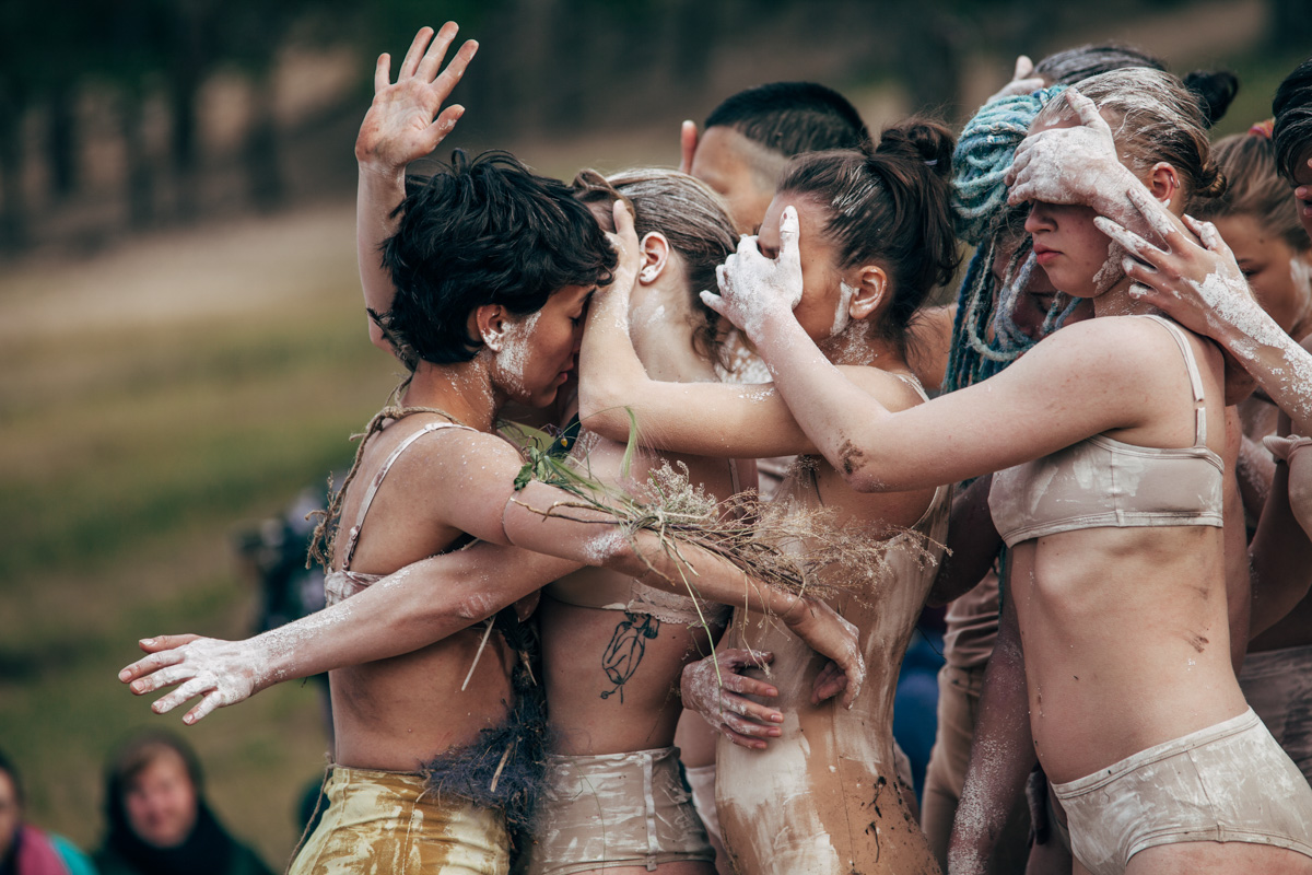 Фотограф Владимир Никонов побывал на международном фестивале современного искусства RADI SVETA. Результаты резиденции, озарения и настроения разного Байкала — в объективе и рассказе «камерамена».