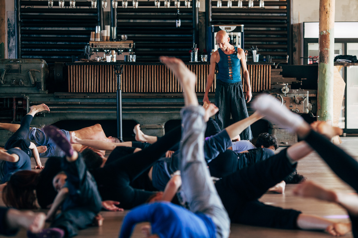 Фотограф Владимир Никонов побывал на международном фестивале современного искусства RADI SVETA. Результаты резиденции, озарения и настроения разного Байкала — в объективе и рассказе «камерамена».