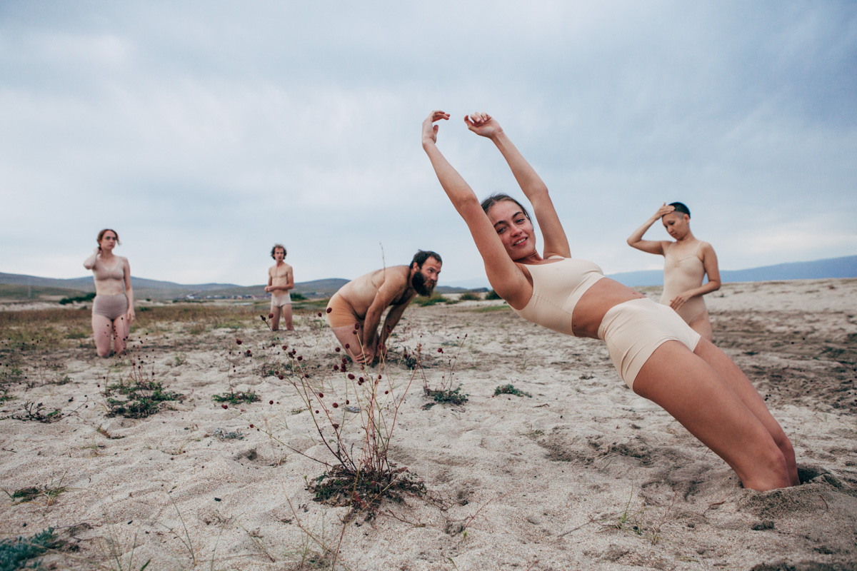 Фотограф Владимир Никонов побывал на международном фестивале современного искусства RADI SVETA. Результаты резиденции, озарения и настроения разного Байкала — в объективе и рассказе «камерамена».