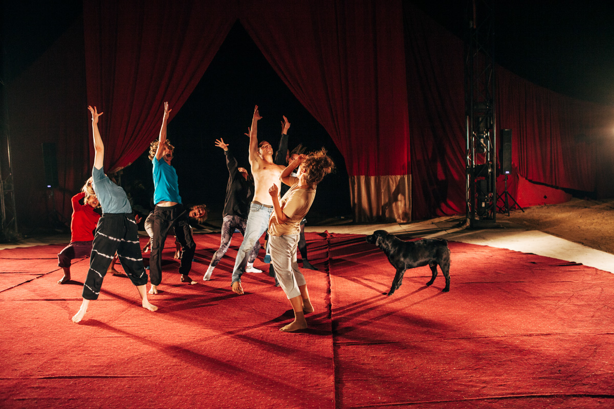 Фотограф Владимир Никонов побывал на международном фестивале современного искусства RADI SVETA. Результаты резиденции, озарения и настроения разного Байкала — в объективе и рассказе «камерамена».