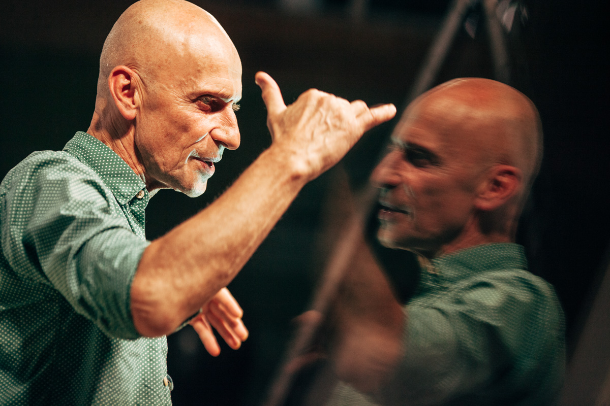 Фотограф Владимир Никонов побывал на международном фестивале современного искусства RADI SVETA. Результаты резиденции, озарения и настроения разного Байкала — в объективе и рассказе «камерамена».