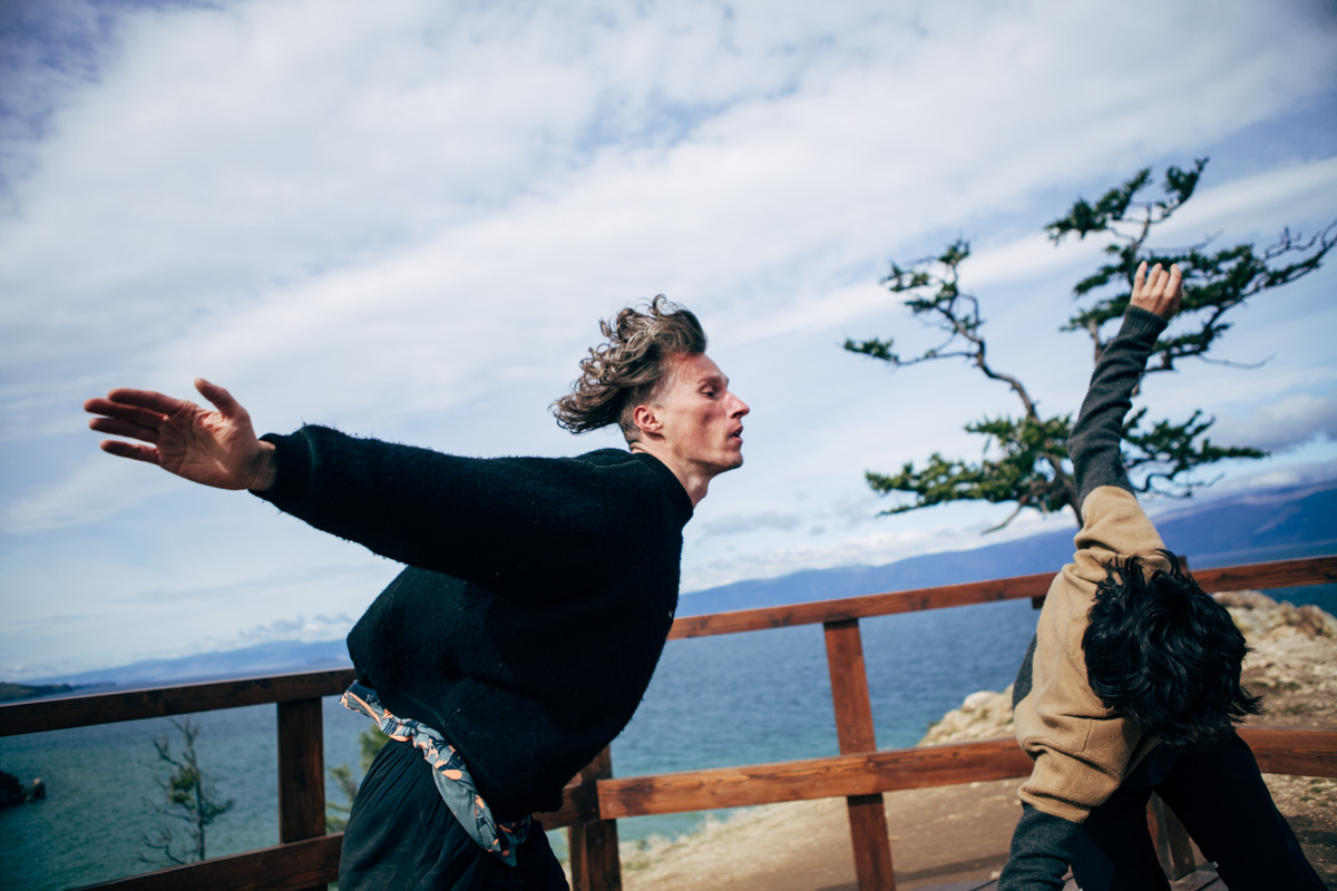 Фотограф Владимир Никонов побывал на международном фестивале современного искусства RADI SVETA. Результаты резиденции, озарения и настроения разного Байкала — в объективе и рассказе «камерамена».