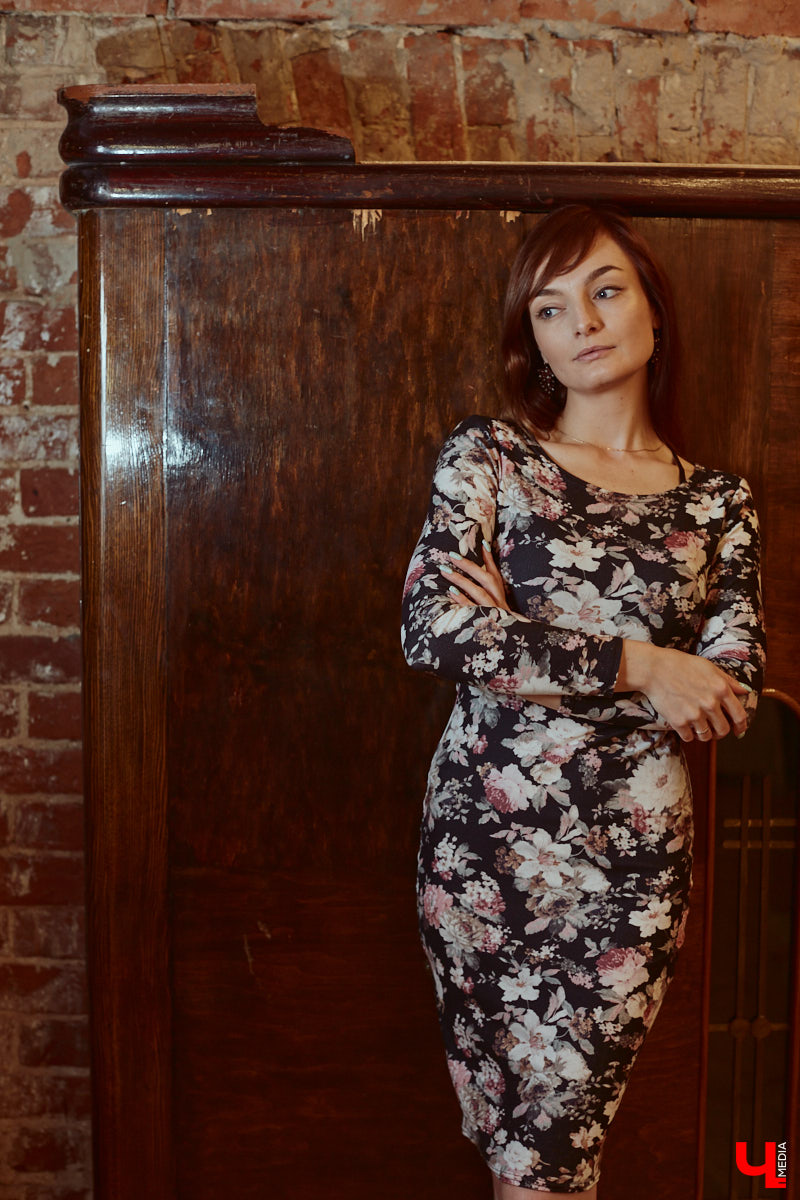 Многообразие талантов Александры Некрасовой привело ее к не менее интересному занятию: сегодня девушка вместе с коллегами вкусно кормит посетителей в единственном во Владимире смокер-баре. Саша показала несколько нарядов из своего гардероба, где спорт-шик с гофрированными юбками и открытой линией шеи позволяет вести активный образ жизни, оставаясь при этом женственной.