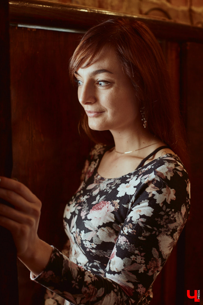 Многообразие талантов Александры Некрасовой привело ее к не менее интересному занятию: сегодня девушка вместе с коллегами вкусно кормит посетителей в единственном во Владимире смокер-баре. Саша показала несколько нарядов из своего гардероба, где спорт-шик с гофрированными юбками и открытой линией шеи позволяет вести активный образ жизни, оставаясь при этом женственной.