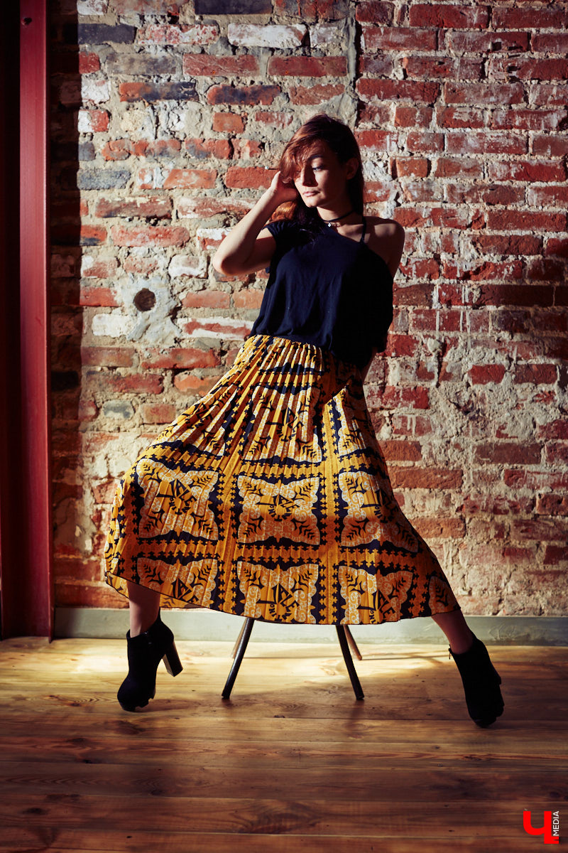 Многообразие талантов Александры Некрасовой привело ее к не менее интересному занятию: сегодня девушка вместе с коллегами вкусно кормит посетителей в единственном во Владимире смокер-баре. Саша показала несколько нарядов из своего гардероба, где спорт-шик с гофрированными юбками и открытой линией шеи позволяет вести активный образ жизни, оставаясь при этом женственной.