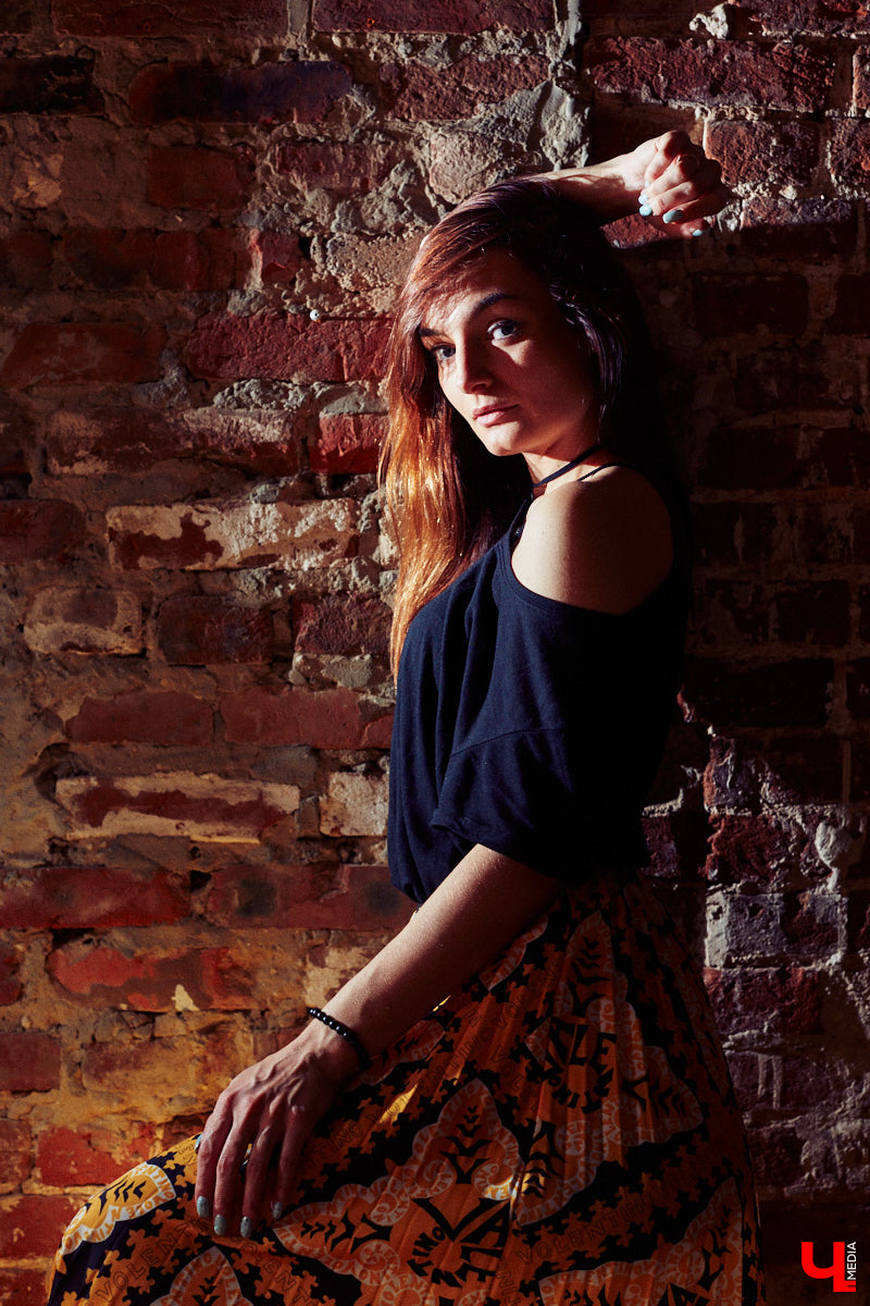 Многообразие талантов Александры Некрасовой привело ее к не менее интересному занятию: сегодня девушка вместе с коллегами вкусно кормит посетителей в единственном во Владимире смокер-баре. Саша показала несколько нарядов из своего гардероба, где спорт-шик с гофрированными юбками и открытой линией шеи позволяет вести активный образ жизни, оставаясь при этом женственной.