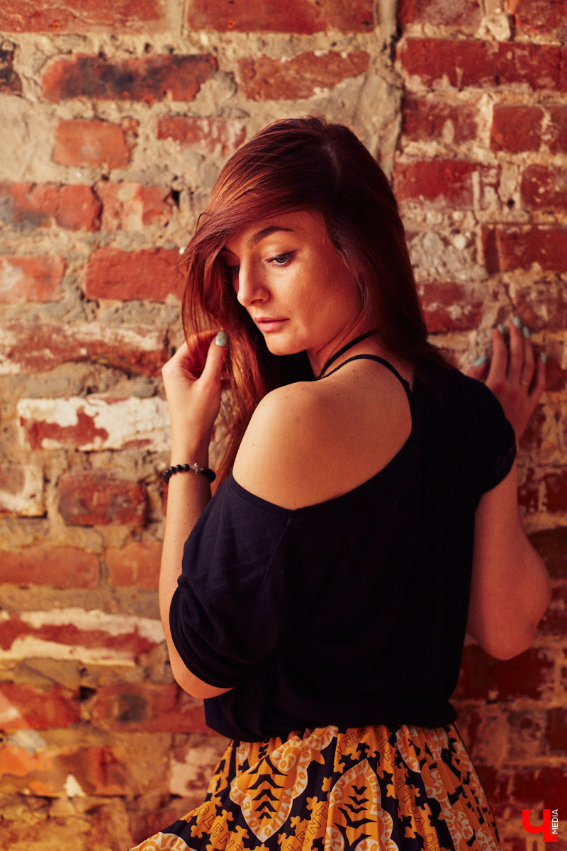 Многообразие талантов Александры Некрасовой привело ее к не менее интересному занятию: сегодня девушка вместе с коллегами вкусно кормит посетителей в единственном во Владимире смокер-баре. Саша показала несколько нарядов из своего гардероба, где спорт-шик с гофрированными юбками и открытой линией шеи позволяет вести активный образ жизни, оставаясь при этом женственной.