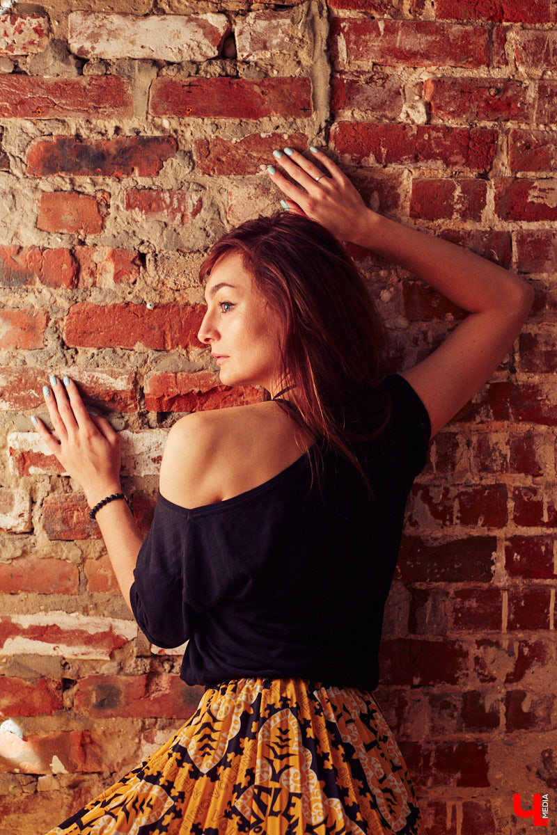 Многообразие талантов Александры Некрасовой привело ее к не менее интересному занятию: сегодня девушка вместе с коллегами вкусно кормит посетителей в единственном во Владимире смокер-баре. Саша показала несколько нарядов из своего гардероба, где спорт-шик с гофрированными юбками и открытой линией шеи позволяет вести активный образ жизни, оставаясь при этом женственной.