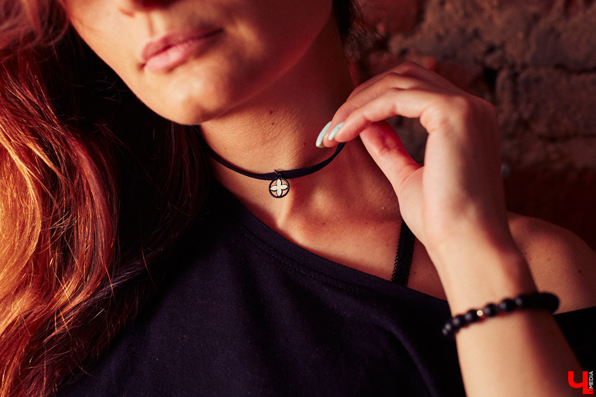 Многообразие талантов Александры Некрасовой привело ее к не менее интересному занятию: сегодня девушка вместе с коллегами вкусно кормит посетителей в единственном во Владимире смокер-баре. Саша показала несколько нарядов из своего гардероба, где спорт-шик с гофрированными юбками и открытой линией шеи позволяет вести активный образ жизни, оставаясь при этом женственной.