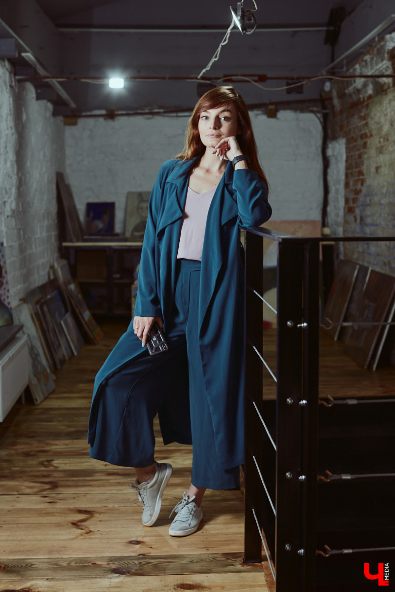 Многообразие талантов Александры Некрасовой привело ее к не менее интересному занятию: сегодня девушка вместе с коллегами вкусно кормит посетителей в единственном во Владимире смокер-баре. Саша показала несколько нарядов из своего гардероба, где спорт-шик с гофрированными юбками и открытой линией шеи позволяет вести активный образ жизни, оставаясь при этом женственной.