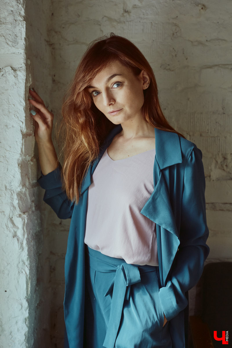 Многообразие талантов Александры Некрасовой привело ее к не менее интересному занятию: сегодня девушка вместе с коллегами вкусно кормит посетителей в единственном во Владимире смокер-баре. Саша показала несколько нарядов из своего гардероба, где спорт-шик с гофрированными юбками и открытой линией шеи позволяет вести активный образ жизни, оставаясь при этом женственной.