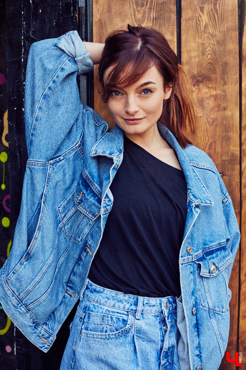 Многообразие талантов Александры Некрасовой привело ее к не менее интересному занятию: сегодня девушка вместе с коллегами вкусно кормит посетителей в единственном во Владимире смокер-баре. Саша показала несколько нарядов из своего гардероба, где спорт-шик с гофрированными юбками и открытой линией шеи позволяет вести активный образ жизни, оставаясь при этом женственной.