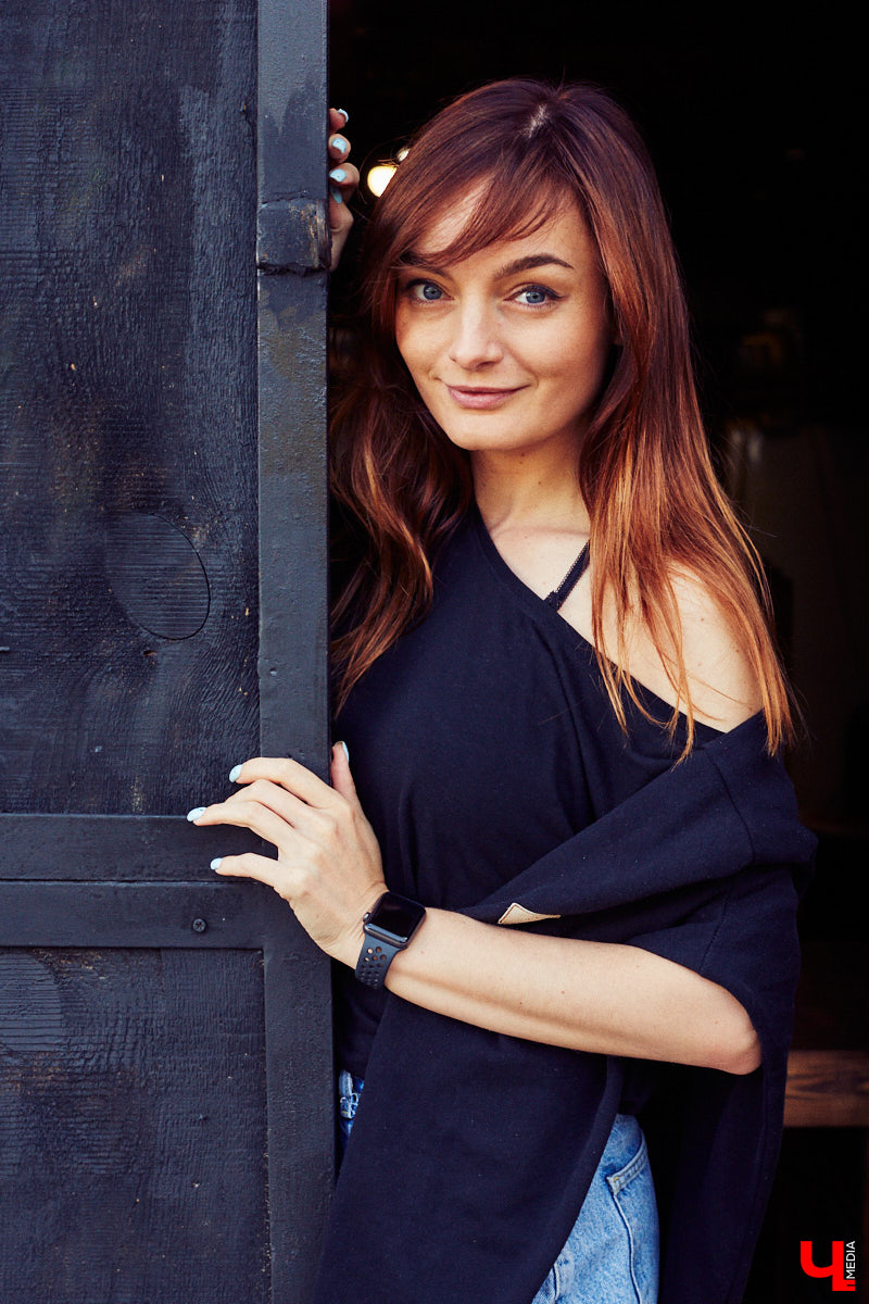 Многообразие талантов Александры Некрасовой привело ее к не менее интересному занятию: сегодня девушка вместе с коллегами вкусно кормит посетителей в единственном во Владимире смокер-баре. Саша показала несколько нарядов из своего гардероба, где спорт-шик с гофрированными юбками и открытой линией шеи позволяет вести активный образ жизни, оставаясь при этом женственной.