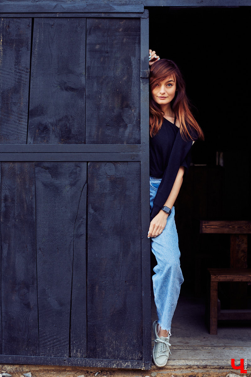 Многообразие талантов Александры Некрасовой привело ее к не менее интересному занятию: сегодня девушка вместе с коллегами вкусно кормит посетителей в единственном во Владимире смокер-баре. Саша показала несколько нарядов из своего гардероба, где спорт-шик с гофрированными юбками и открытой линией шеи позволяет вести активный образ жизни, оставаясь при этом женственной.