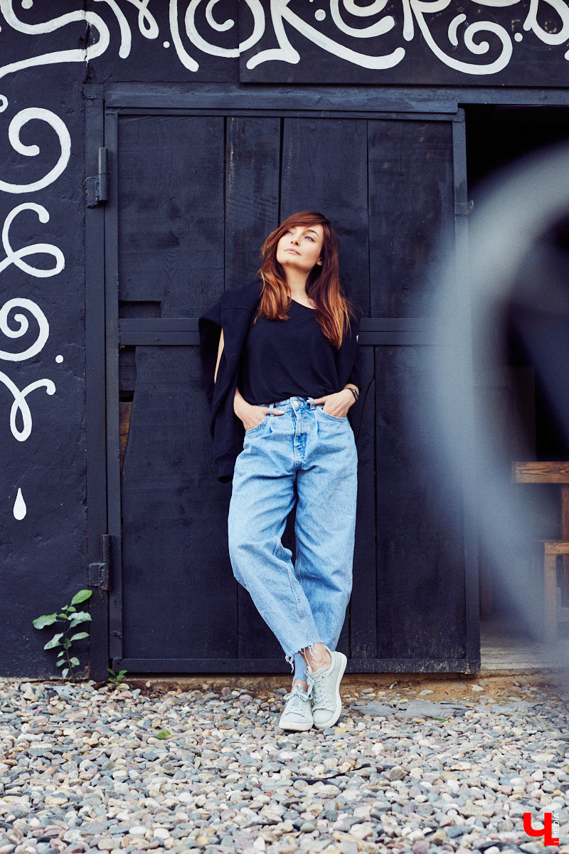 Многообразие талантов Александры Некрасовой привело ее к не менее интересному занятию: сегодня девушка вместе с коллегами вкусно кормит посетителей в единственном во Владимире смокер-баре. Саша показала несколько нарядов из своего гардероба, где спорт-шик с гофрированными юбками и открытой линией шеи позволяет вести активный образ жизни, оставаясь при этом женственной.