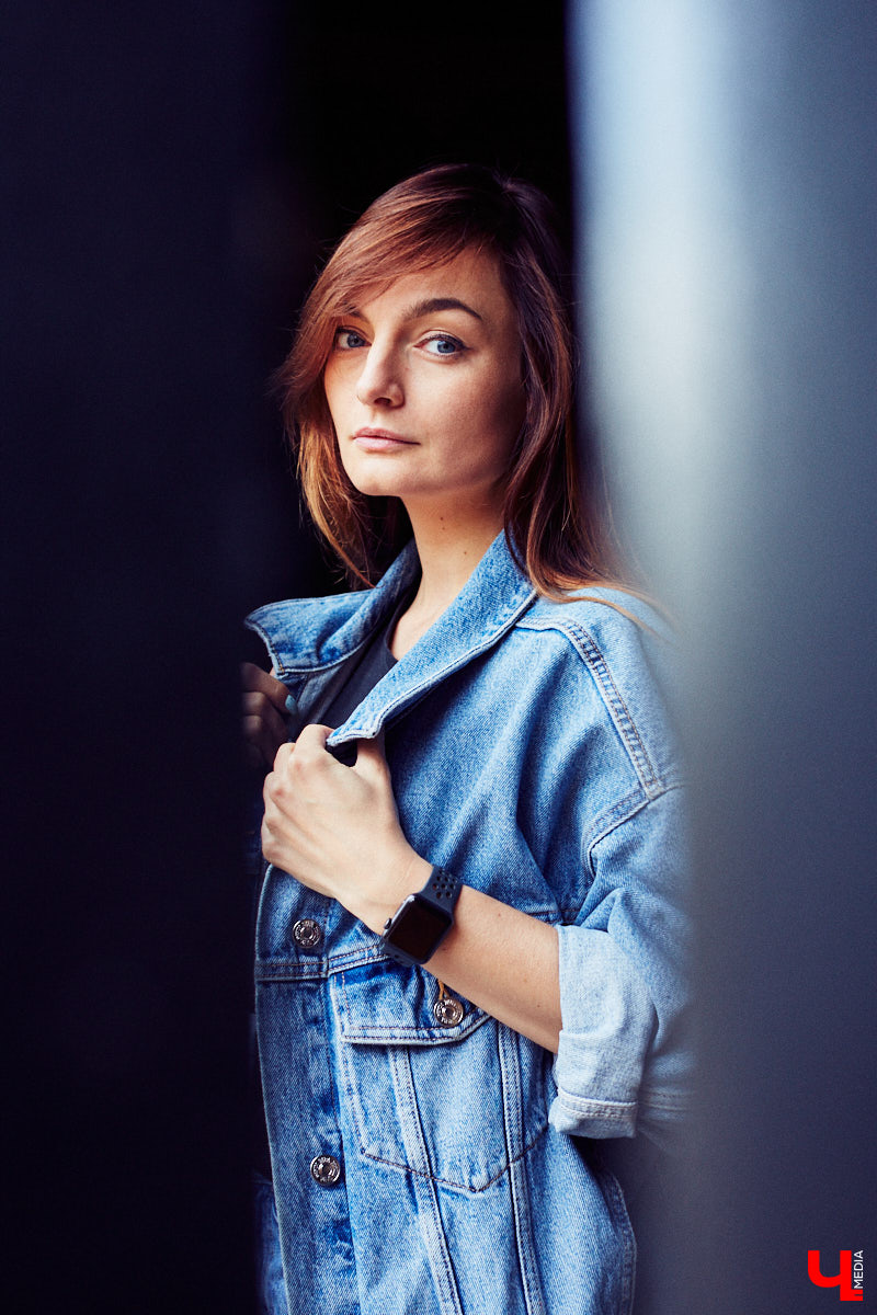 Многообразие талантов Александры Некрасовой привело ее к не менее интересному занятию: сегодня девушка вместе с коллегами вкусно кормит посетителей в единственном во Владимире смокер-баре. Саша показала несколько нарядов из своего гардероба, где спорт-шик с гофрированными юбками и открытой линией шеи позволяет вести активный образ жизни, оставаясь при этом женственной.