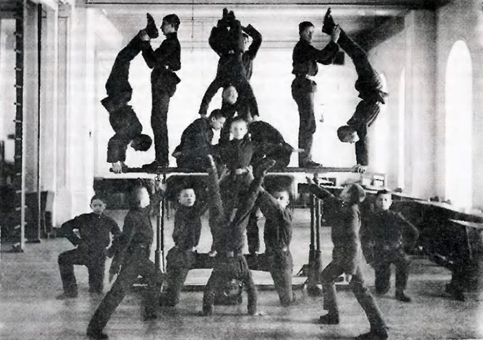 Если повнимательнее посмотреть на Центр культуры и искусства на Соборной, можно обнаружить, что он состоит из двух частей. В левом крыле на балах кружилось дворянское собрание, тогда как правая половина стала оплотом народного образования. Об этом подробно рассказала экскурсовод-любитель Татьяна Быкова, которая провела для «Ключ-Медиа» познавательную прогулку.