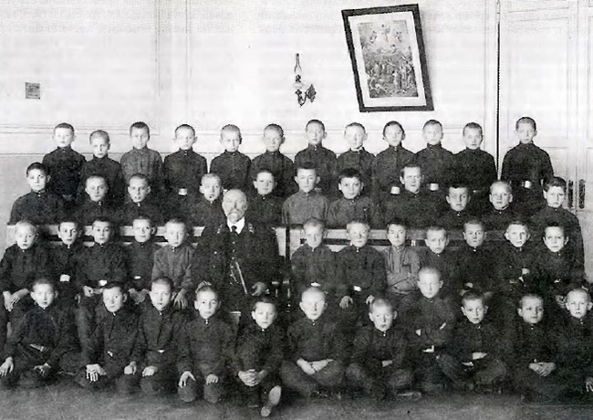 Если повнимательнее посмотреть на Центр культуры и искусства на Соборной, можно обнаружить, что он состоит из двух частей. В левом крыле на балах кружилось дворянское собрание, тогда как правая половина стала оплотом народного образования. Об этом подробно рассказала экскурсовод-любитель Татьяна Быкова, которая провела для «Ключ-Медиа» познавательную прогулку.