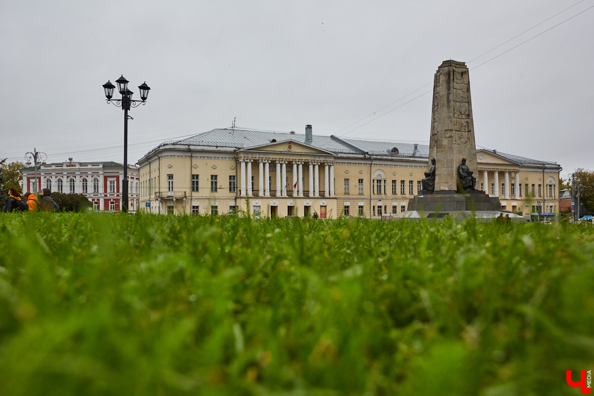 Если повнимательнее посмотреть на Центр культуры и искусства на Соборной, можно обнаружить, что он состоит из двух частей. В левом крыле на балах кружилось дворянское собрание, тогда как правая половина стала оплотом народного образования. Об этом подробно рассказала экскурсовод-любитель Татьяна Быкова, которая провела для «Ключ-Медиа» познавательную прогулку.