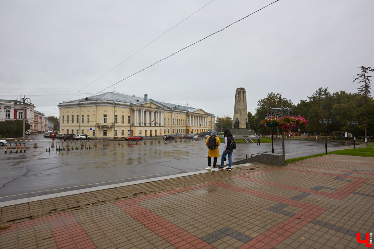 Если повнимательнее посмотреть на Центр культуры и искусства на Соборной, можно обнаружить, что он состоит из двух частей. В левом крыле на балах кружилось дворянское собрание, тогда как правая половина стала оплотом народного образования. Об этом подробно рассказала экскурсовод-любитель Татьяна Быкова, которая провела для «Ключ-Медиа» познавательную прогулку.