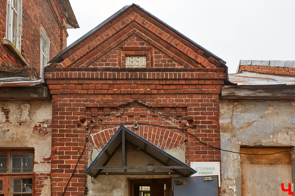 Если повнимательнее посмотреть на Центр культуры и искусства на Соборной, можно обнаружить, что он состоит из двух частей. В левом крыле на балах кружилось дворянское собрание, тогда как правая половина стала оплотом народного образования. Об этом подробно рассказала экскурсовод-любитель Татьяна Быкова, которая провела для «Ключ-Медиа» познавательную прогулку.