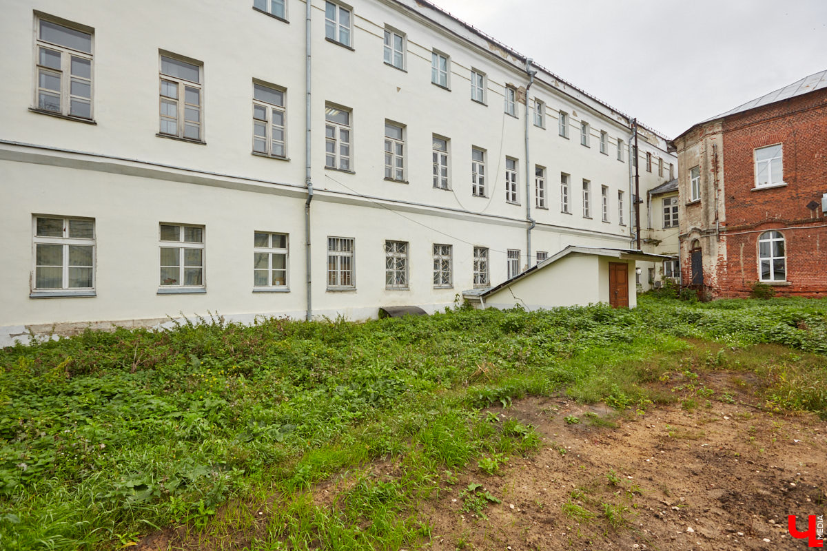 Если повнимательнее посмотреть на Центр культуры и искусства на Соборной, можно обнаружить, что он состоит из двух частей. В левом крыле на балах кружилось дворянское собрание, тогда как правая половина стала оплотом народного образования. Об этом подробно рассказала экскурсовод-любитель Татьяна Быкова, которая провела для «Ключ-Медиа» познавательную прогулку.