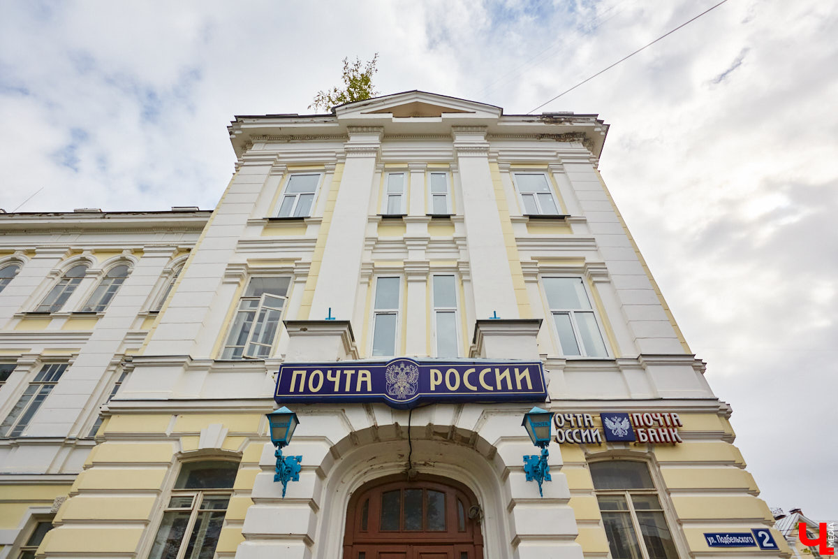 Если повнимательнее посмотреть на Центр культуры и искусства на Соборной, можно обнаружить, что он состоит из двух частей. В левом крыле на балах кружилось дворянское собрание, тогда как правая половина стала оплотом народного образования. Об этом подробно рассказала экскурсовод-любитель Татьяна Быкова, которая провела для «Ключ-Медиа» познавательную прогулку.