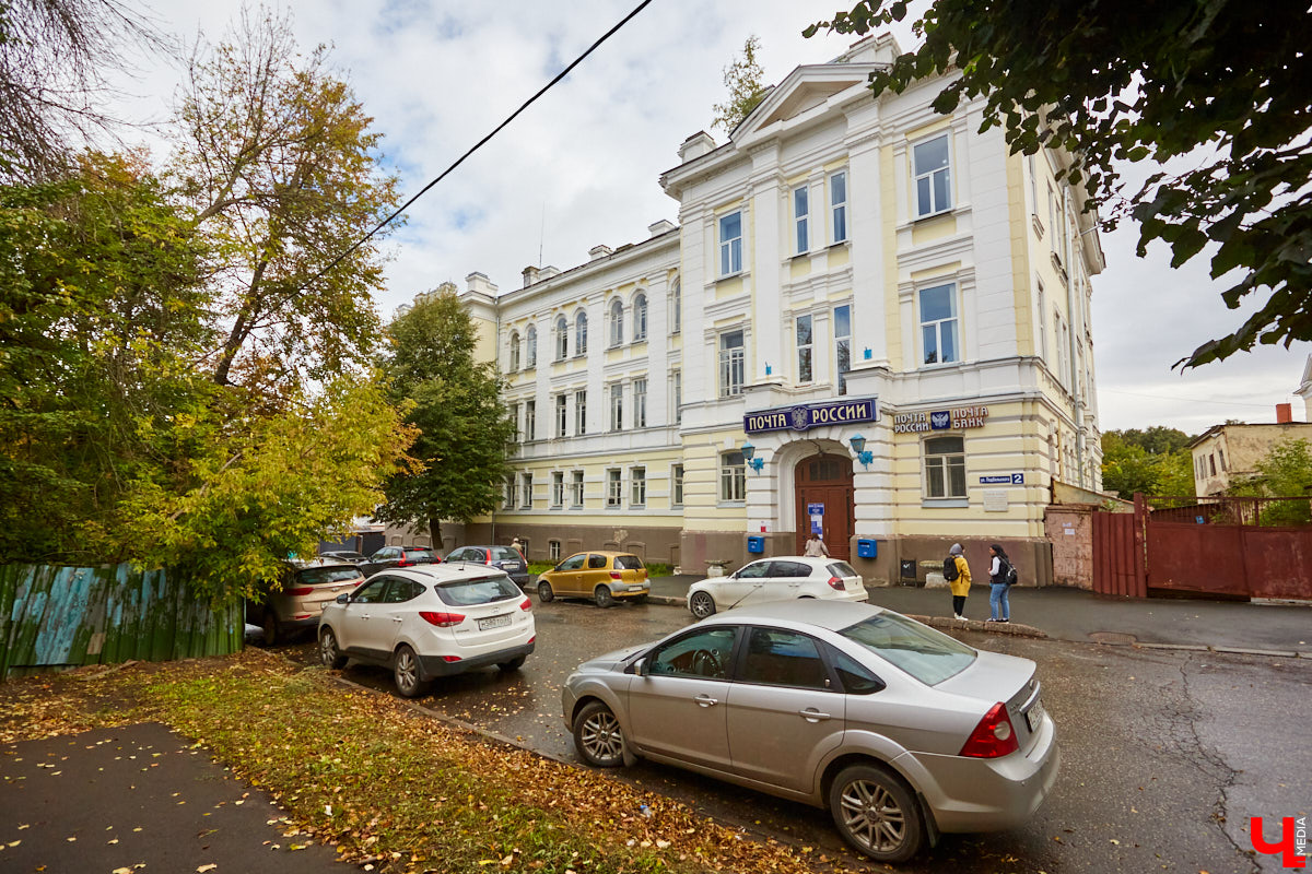 Если повнимательнее посмотреть на Центр культуры и искусства на Соборной, можно обнаружить, что он состоит из двух частей. В левом крыле на балах кружилось дворянское собрание, тогда как правая половина стала оплотом народного образования. Об этом подробно рассказала экскурсовод-любитель Татьяна Быкова, которая провела для «Ключ-Медиа» познавательную прогулку.