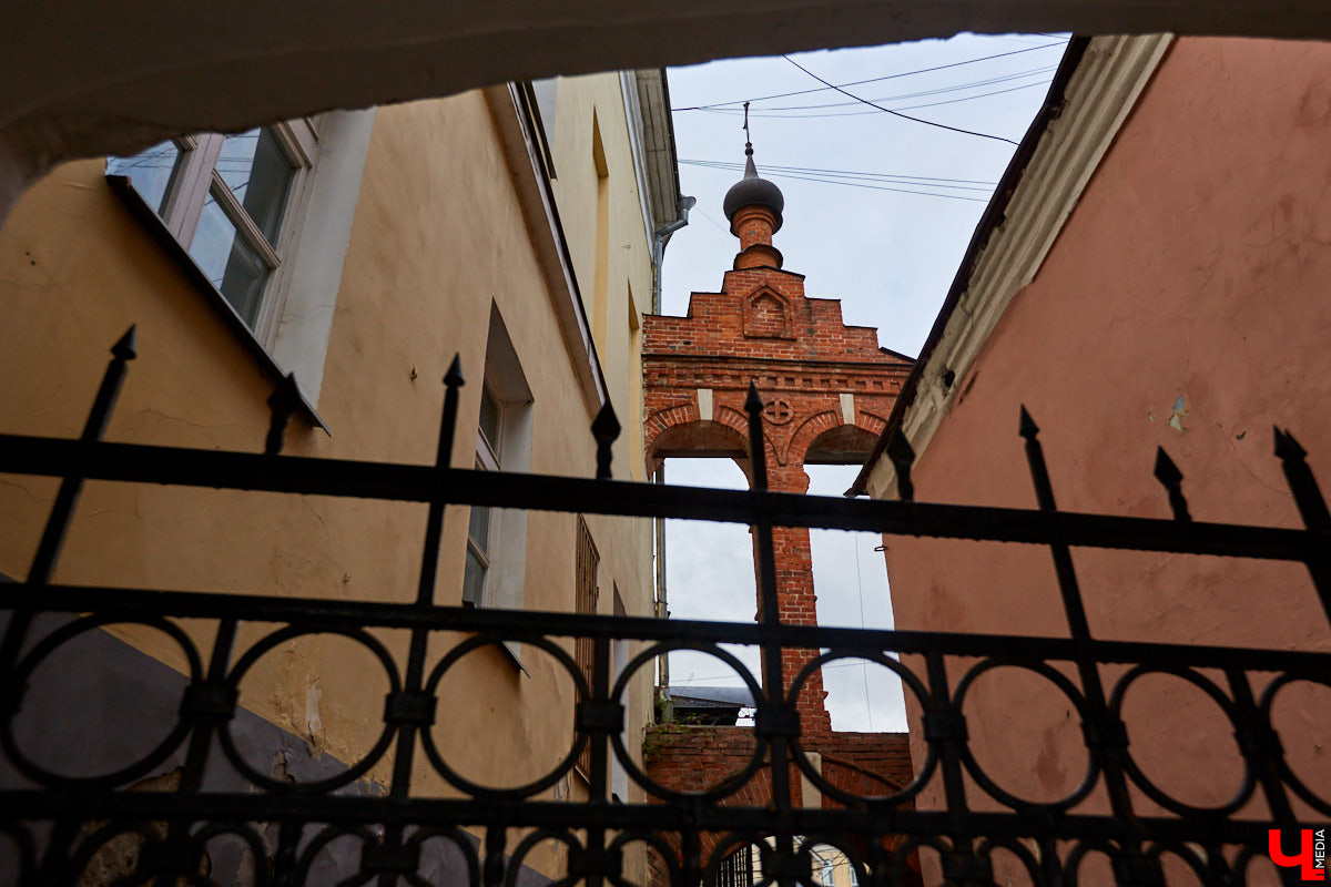 Если повнимательнее посмотреть на Центр культуры и искусства на Соборной, можно обнаружить, что он состоит из двух частей. В левом крыле на балах кружилось дворянское собрание, тогда как правая половина стала оплотом народного образования. Об этом подробно рассказала экскурсовод-любитель Татьяна Быкова, которая провела для «Ключ-Медиа» познавательную прогулку.