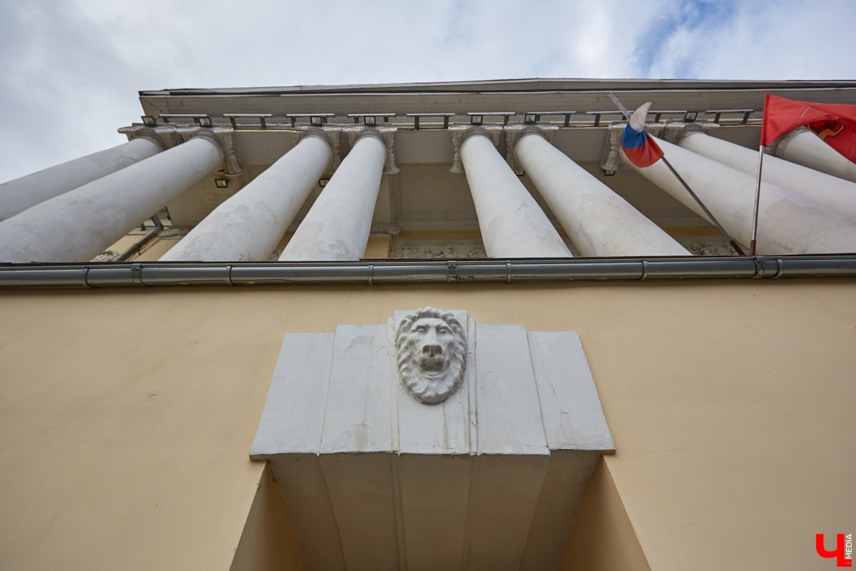 Если повнимательнее посмотреть на Центр культуры и искусства на Соборной, можно обнаружить, что он состоит из двух частей. В левом крыле на балах кружилось дворянское собрание, тогда как правая половина стала оплотом народного образования. Об этом подробно рассказала экскурсовод-любитель Татьяна Быкова, которая провела для «Ключ-Медиа» познавательную прогулку.