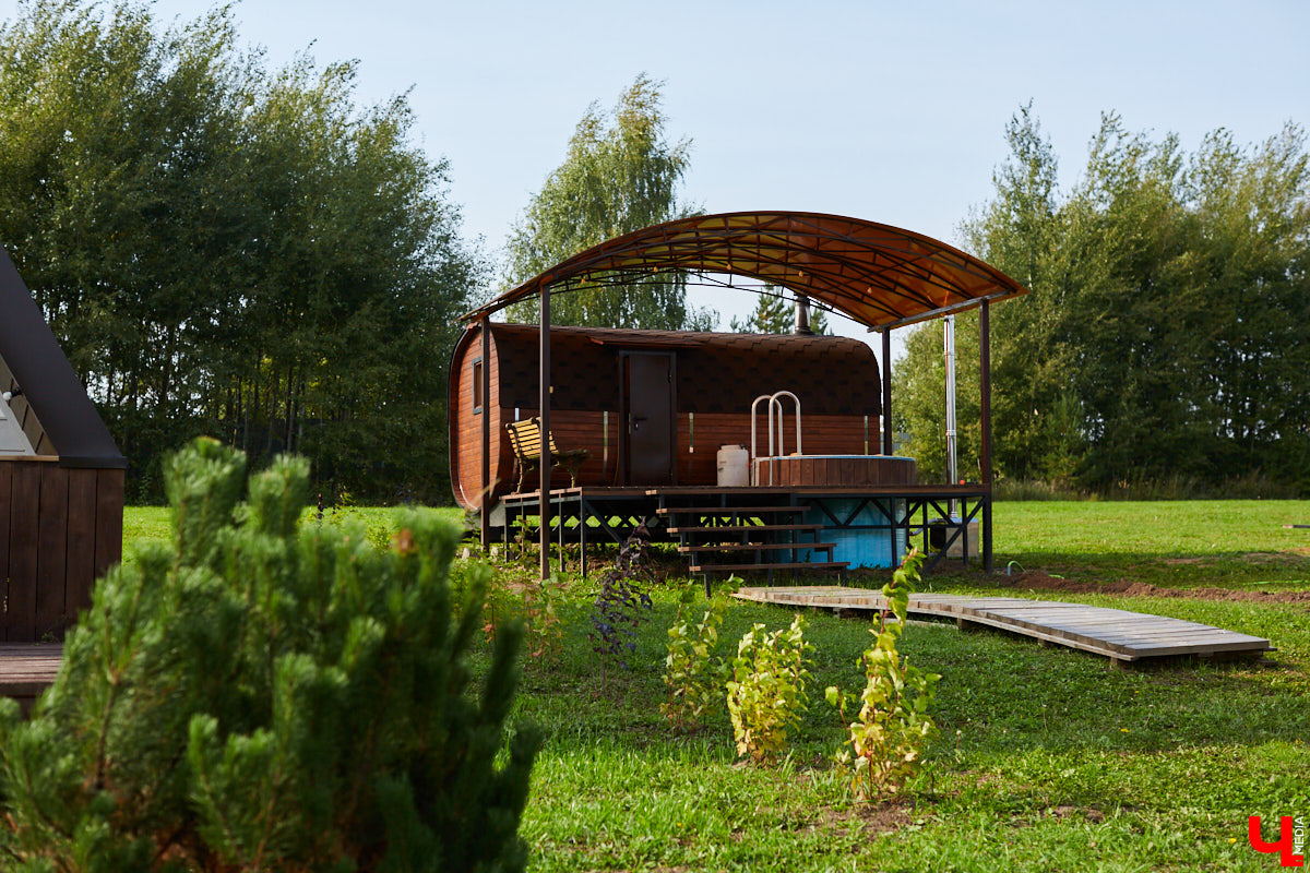 Что делать, когда отдых и свежий воздух необходимы, а отказываться от благ цивилизации в виде отопления и спутникового телевидения желания нет? Ответ один – искать место, где лучшее из двух миров органично сосуществует.