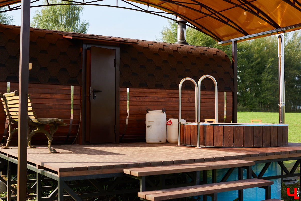 Что делать, когда отдых и свежий воздух необходимы, а отказываться от благ цивилизации в виде отопления и спутникового телевидения желания нет? Ответ один – искать место, где лучшее из двух миров органично сосуществует.