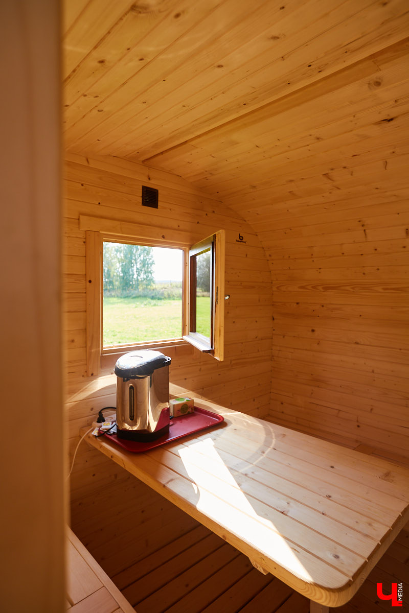 Что делать, когда отдых и свежий воздух необходимы, а отказываться от благ цивилизации в виде отопления и спутникового телевидения желания нет? Ответ один – искать место, где лучшее из двух миров органично сосуществует.