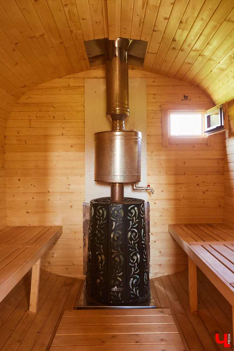 Что делать, когда отдых и свежий воздух необходимы, а отказываться от благ цивилизации в виде отопления и спутникового телевидения желания нет? Ответ один – искать место, где лучшее из двух миров органично сосуществует.