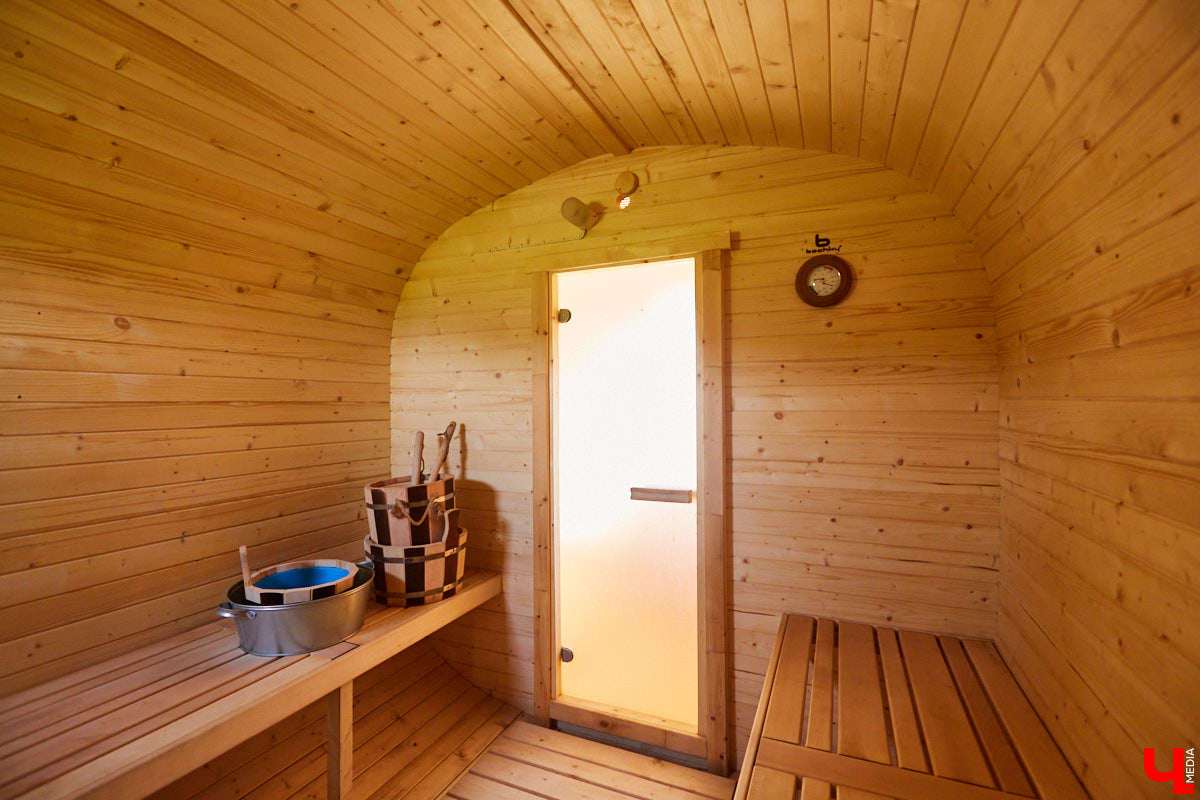 Что делать, когда отдых и свежий воздух необходимы, а отказываться от благ цивилизации в виде отопления и спутникового телевидения желания нет? Ответ один – искать место, где лучшее из двух миров органично сосуществует.