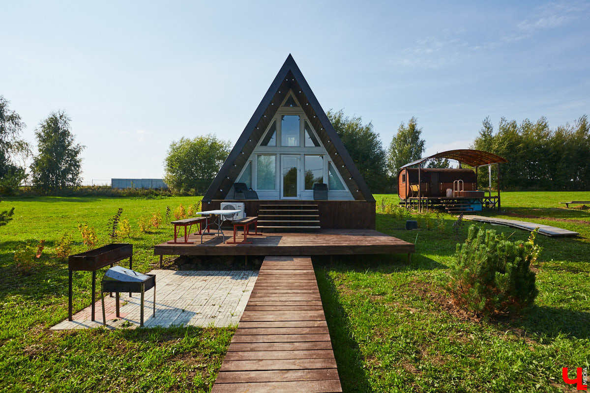 Что делать, когда отдых и свежий воздух необходимы, а отказываться от благ цивилизации в виде отопления и спутникового телевидения желания нет? Ответ один – искать место, где лучшее из двух миров органично сосуществует.