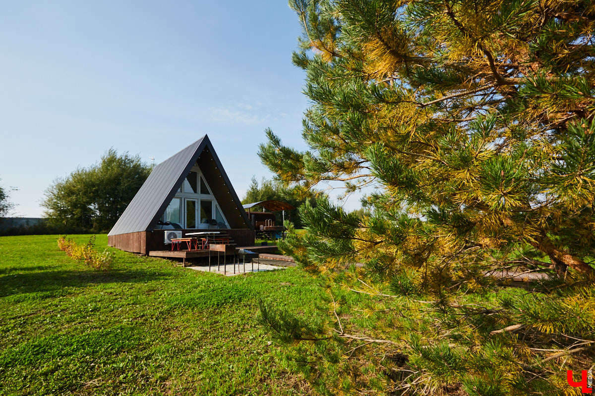 Что делать, когда отдых и свежий воздух необходимы, а отказываться от благ цивилизации в виде отопления и спутникового телевидения желания нет? Ответ один – искать место, где лучшее из двух миров органично сосуществует.